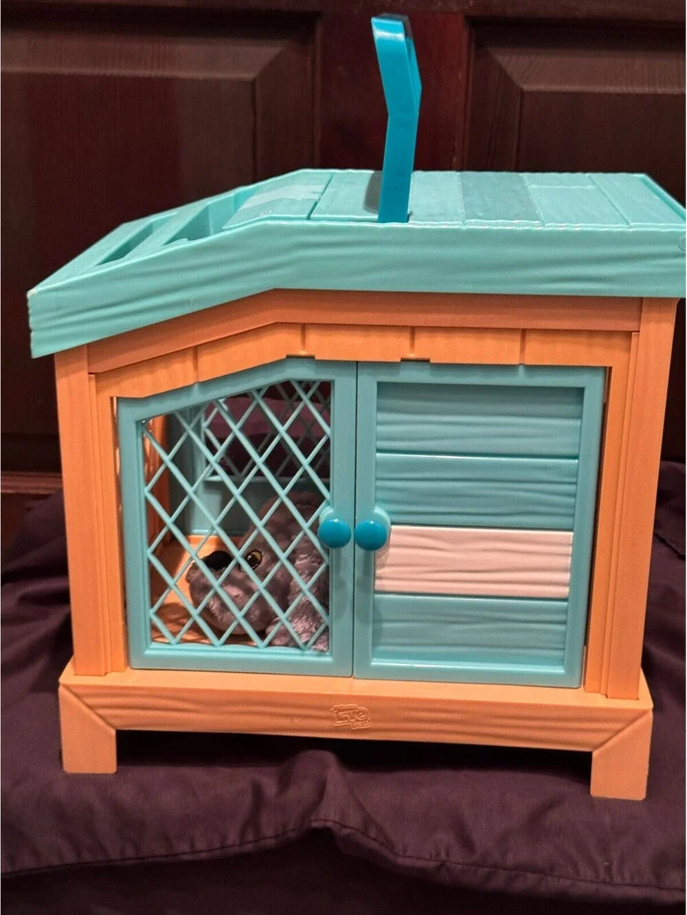 Plastic Toy Dog Kennel with Plush Dog